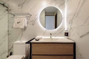 Shower, hair dryer, towels, shampoo - w* | Luxury 1BR w/ AC in the Heart of Roma Sur (Ciudad de México)