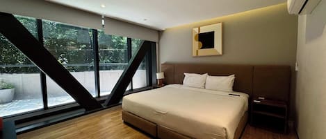 Tabla de planchar con plancha, wifi y ropa de cama