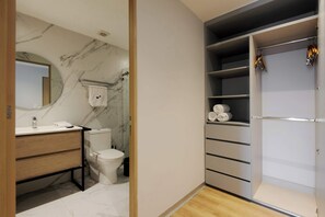 Shower, hair dryer, towels, shampoo - w* | Deluxe 1BR w/ AC in the Heart of Roma Sur (Ciudad de México)