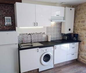 Geladeira, micro-ondas, cooktop, cafeteira/chaleira