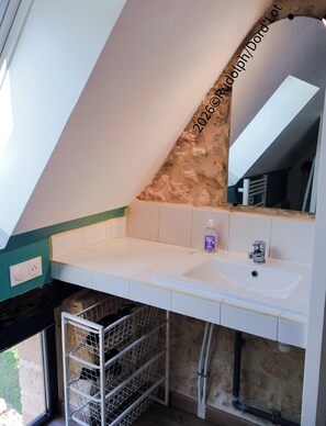 A bathroom with a white sink, a mirror, and a bottle of hand soap. - Lo Gîte à l'Ocest, la Grange de la Fontaine St Georges - 15 Km from Sarlat (Saint-Cirq-Madelon)