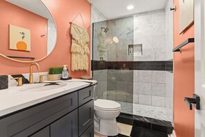 Douche, sèche-cheveux, serviettes fournies