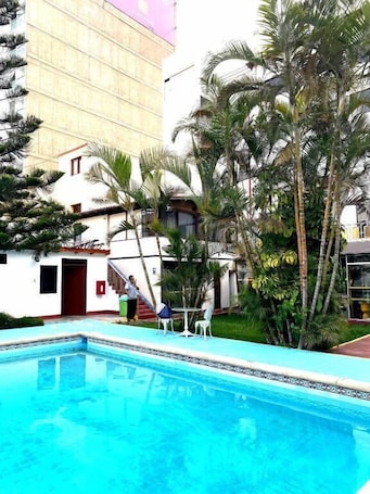 Piscina. Hotel Nirvana Miraflores