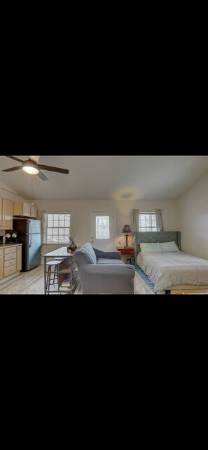 Room - Cozy 1-bedroom apartment in charming Hendersonville with AC (Hendersonville)