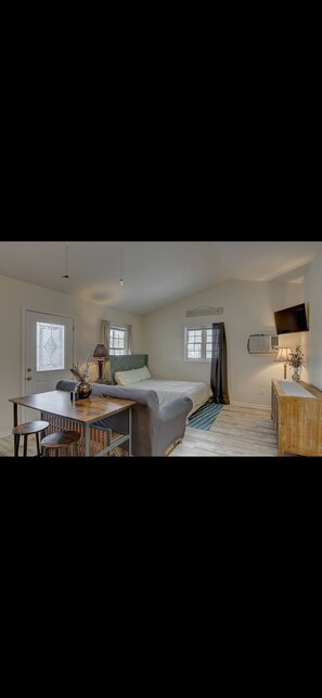 Room - Cozy 1-bedroom apartment in charming Hendersonville with AC (Hendersonville)