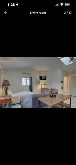 Room - Cozy 1-bedroom apartment in charming Hendersonville with AC (Hendersonville)