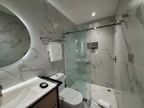 A modern bathroom with a marble vanity, a glass shower enclosure, and a toilet. - w* | Welcoming 1BR w/ AC in the Heart of Roma Sur (Ciudad de México)