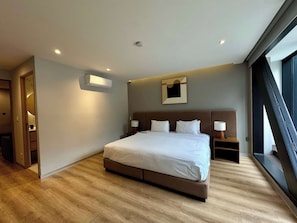 A modern hotel room with a large bed, bedside tables, an air conditioning unit, and a window with a view. - w* | Welcoming 1BR w/ AC in the Heart of Roma Sur (Ciudad de México)