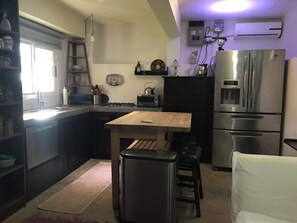 Geladeira, micro-ondas, fogão, cooktop