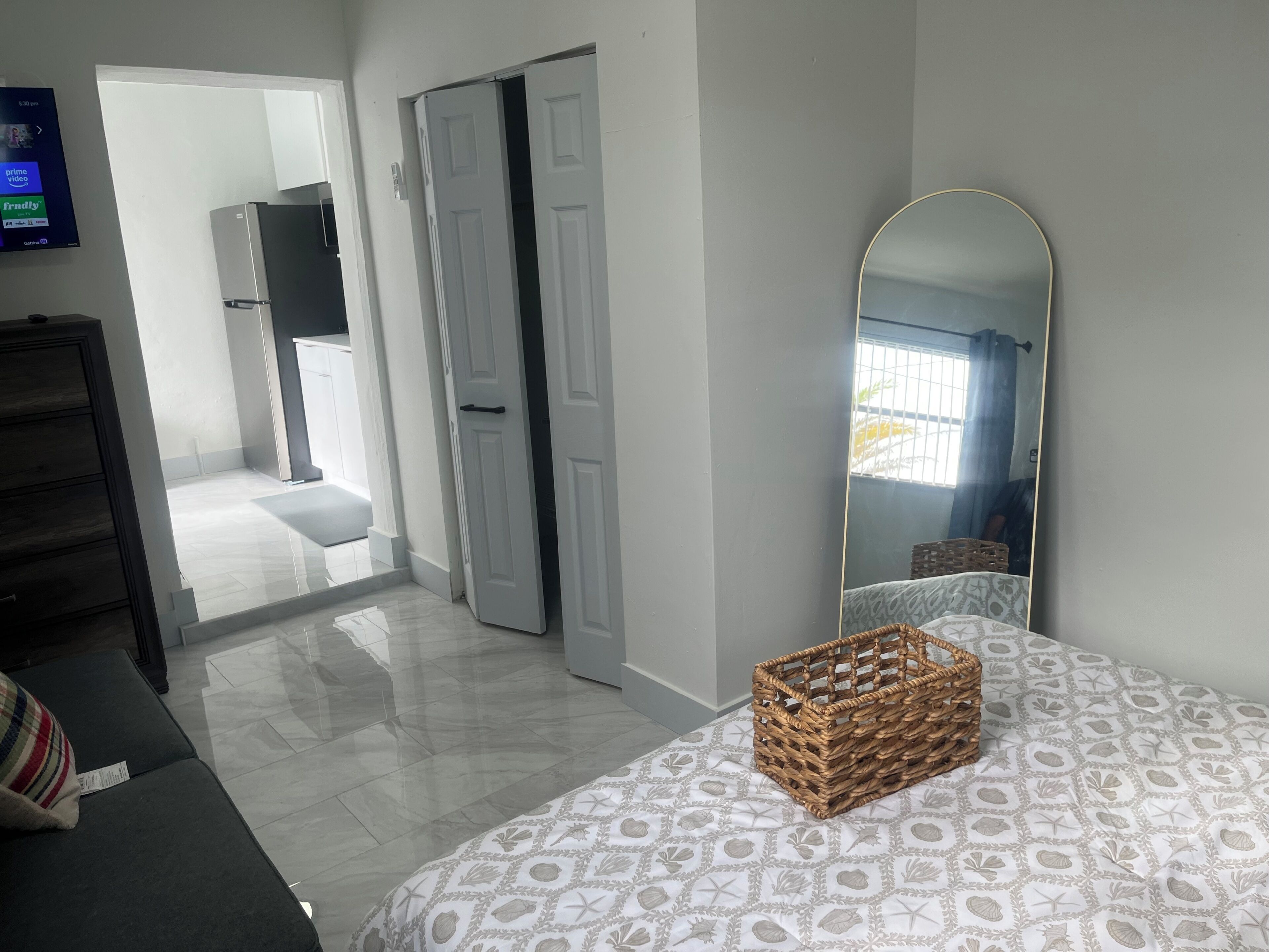 1 habitación, tabla de planchar con plancha y wifi gratis 