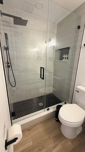 Haartrockner, Handtücher, Seife, Toilettenpapier