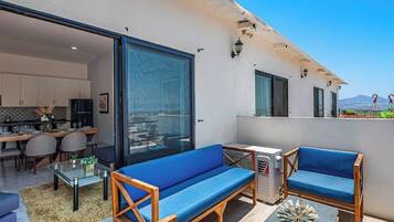 Apartment, Mehrere Betten, Bergblick (Salma 607A at Morgan Residences) | Speisen im Freien