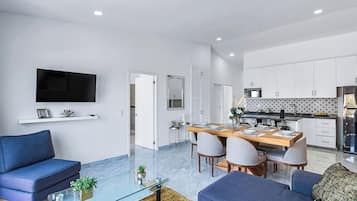 Apartamento, várias camas, vista para a montanha (Salma 607A at Morgan Residences) | Área de estar