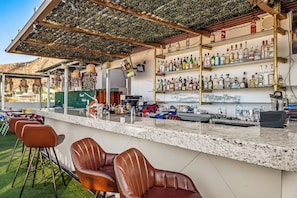 Bar (trong khuôn viên)