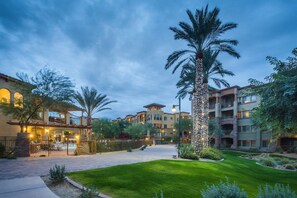 Exterior - Toscana Treasure! Cozy 2-bedroom condo with lots of amenities in Phoenix! (Phoenix)