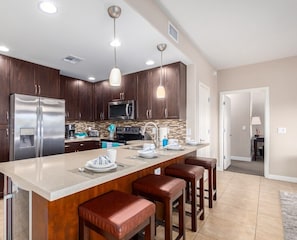 Fridge, microwave, oven, stovetop - Toscana Treasure! Cozy 2-bedroom condo with lots of amenities in Phoenix! (Phoenix)