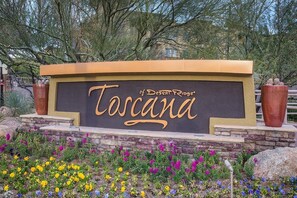 Property grounds - Toscana Treasure! Cozy 2-bedroom condo with lots of amenities in Phoenix! (Phoenix)