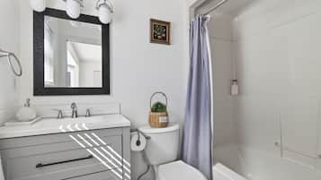 Ducha, secador de pelo, toallas, jabón