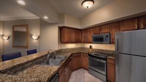 Private kitchen - 2-bedroom hotel suites in adorable Miami with fitness room and AC (Miami)
