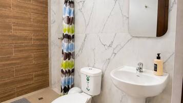 Comfort House, 3 Bedrooms, Patio, City View | Bathroom | Towels, soap, shampoo, toilet paper