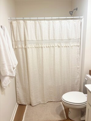 Shower, hair dryer, towels, soap - Golf + Beach stay w/ private putting green! (Shallotte)