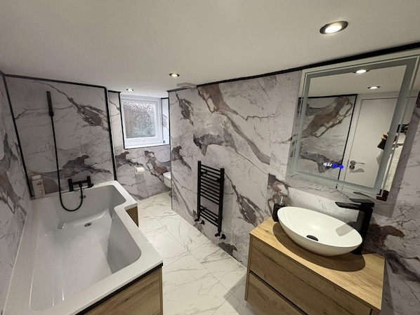 Dusche, Handtücher, Toilettenpapier