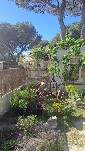Property grounds - Provençal villa with a private pool, shaded garden terrace, quiet location, and parking (Arles)
