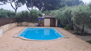 Outdoor pool - Provençal villa with a private pool, shaded garden terrace, quiet location, and parking (Arles)