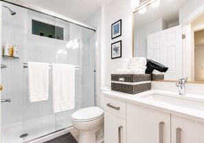 Douche, sèche-cheveux, bidet, serviettes fournies