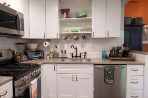 Private kitchen - Artist's bungalow and garden in SE Portland (Milwaukie)