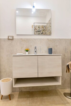 Deluxe Double Room, Private Bathroom | Bathroom - GEA Guest House (Siracusa)