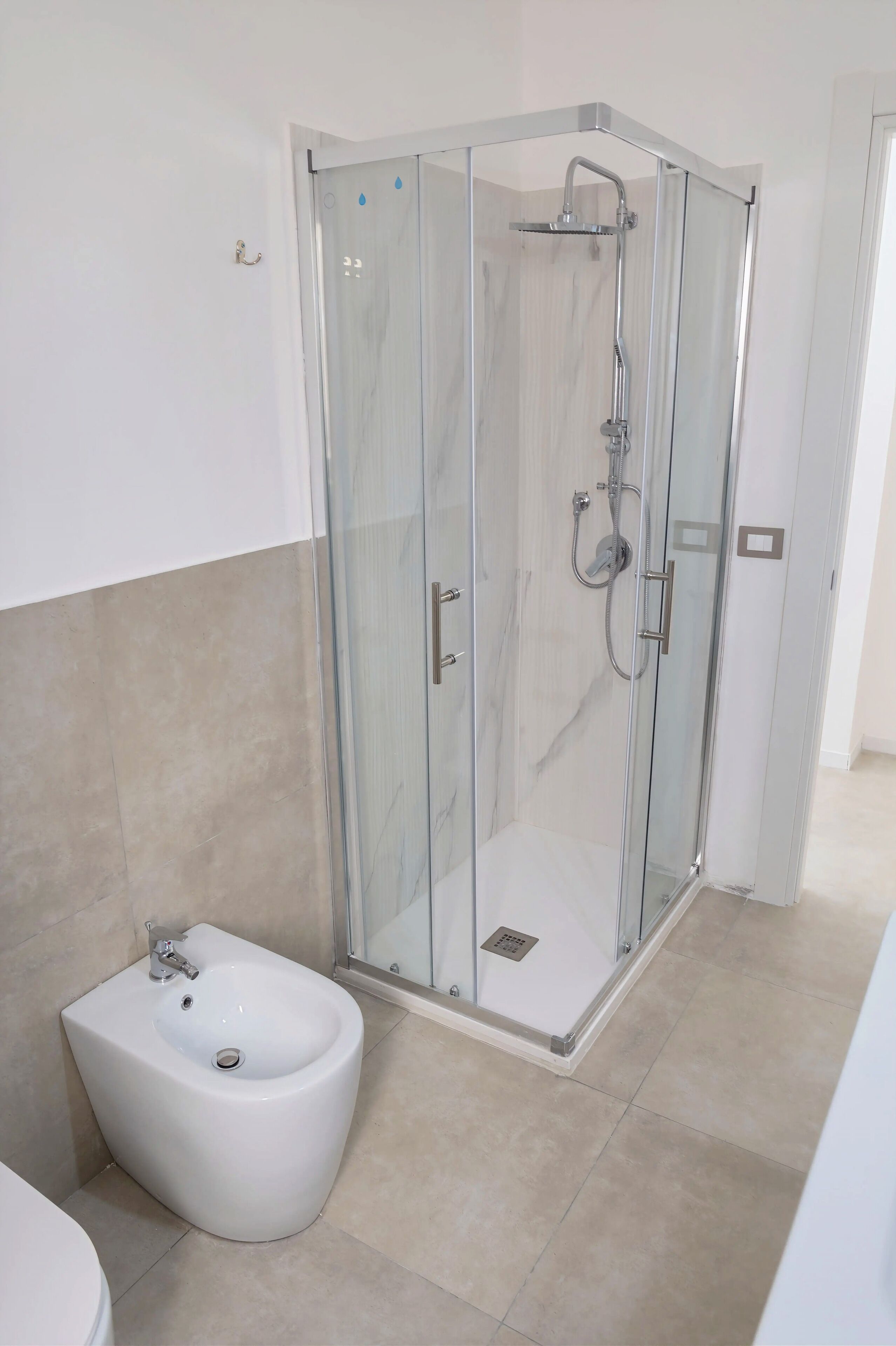 Habitación triple superior, balcón | Baño | Regadera, secadora de cabello, toallas, jabón 