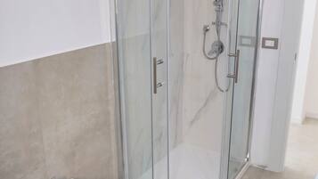 Habitación triple superior, balcón | Baño | Regadera, secadora de cabello, toallas, jabón