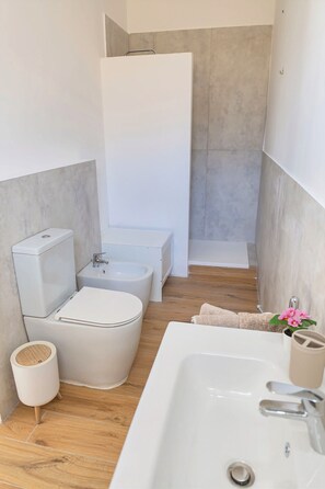 Superior Triple Room, Balcony | Bathroom | Shower, hair dryer, towels, soap - GEA Guest House (Syracuse)