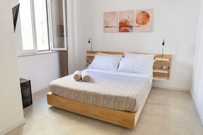 Deluxe Double Room, Private Bathroom | Desk, free WiFi - GEA Guest House (Syracuse)