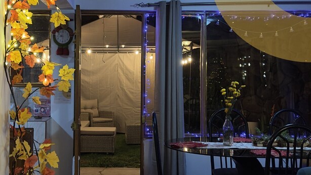 A cozy indoor space with a dining area, a tent-like structure, and a decorative leaf arrangement. - Umay Lodge: A House in the Mountains (Urubamba)