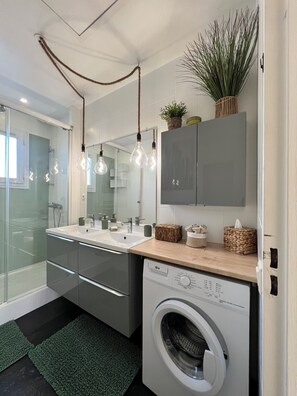 Bathroom - Vrbo Property (Gardanne)