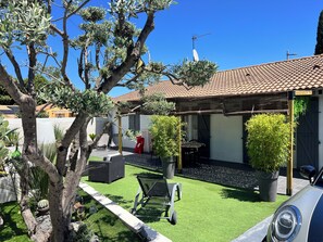 Outdoor dining - Vrbo Property (Gardanne)
