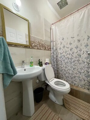 Toalhas de banho, papel higiênico