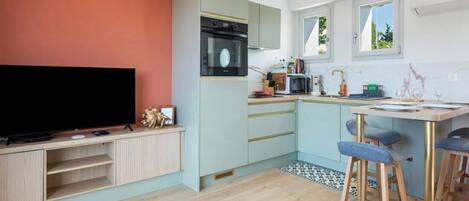 Fridge, microwave, oven, stovetop