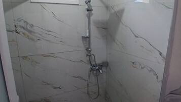 Ducha, secador de pelo, bidet, toallas
