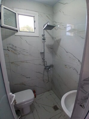 Shower, hair dryer, bidet, towels - Lovely Seaside 1-bedroom apartment in charming Ksamil (Ksamil)