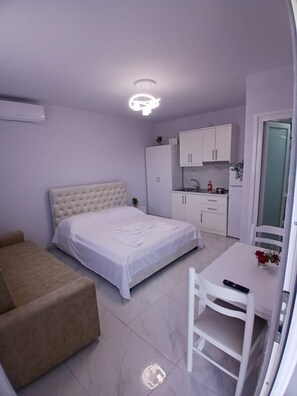 Iron/ironing board, Internet, bed sheets - Lovely Seaside 1-bedroom apartment in charming Ksamil (Ksamil)