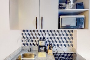 Studio, 2 Einzelbetten, Haustiere gestattet (Sophie 203b at Morgan Residences) | Eigene Küche
