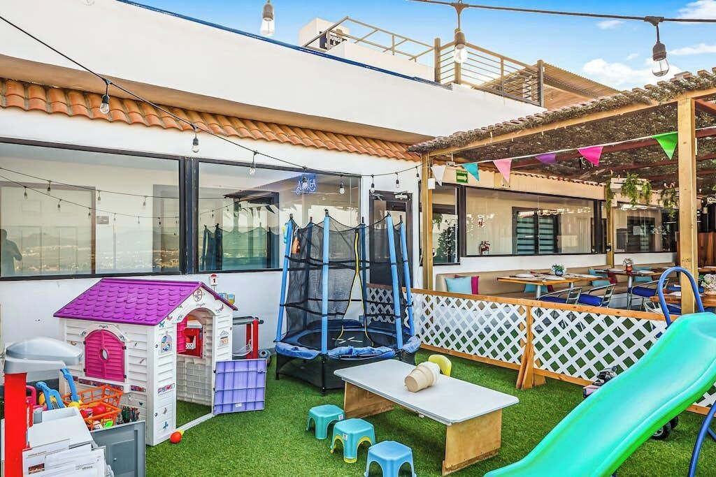 Studio, 2 lits une place, animaux de compagnie acceptés (Sophie 203b at Morgan Residences) | Espace pour enfants