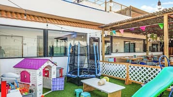 Estudio, 2 camas individuales, se aceptan mascotas (Sophie 203b at Morgan Residences) | Área infantil
