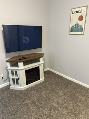 Interior - Awesome 6-bedroom house with AC in vibrant Detroit (Detroit)