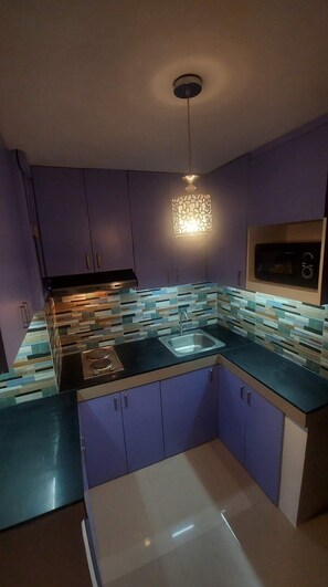 Basic Suite, City View | Private kitchen | Fridge, microwave, stovetop, cookware/dishes/utensils - Transient by Jessica (Muntinlupa)