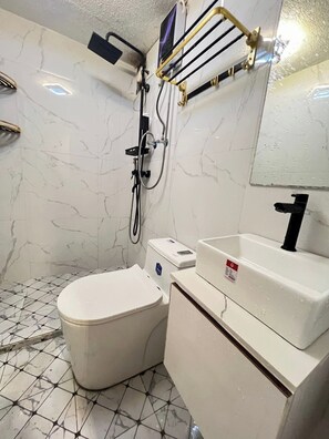 Basic Suite, City View | Bathroom | Free toiletries, soap, shampoo, toilet paper - Transient by Jessica (Muntinlupa)