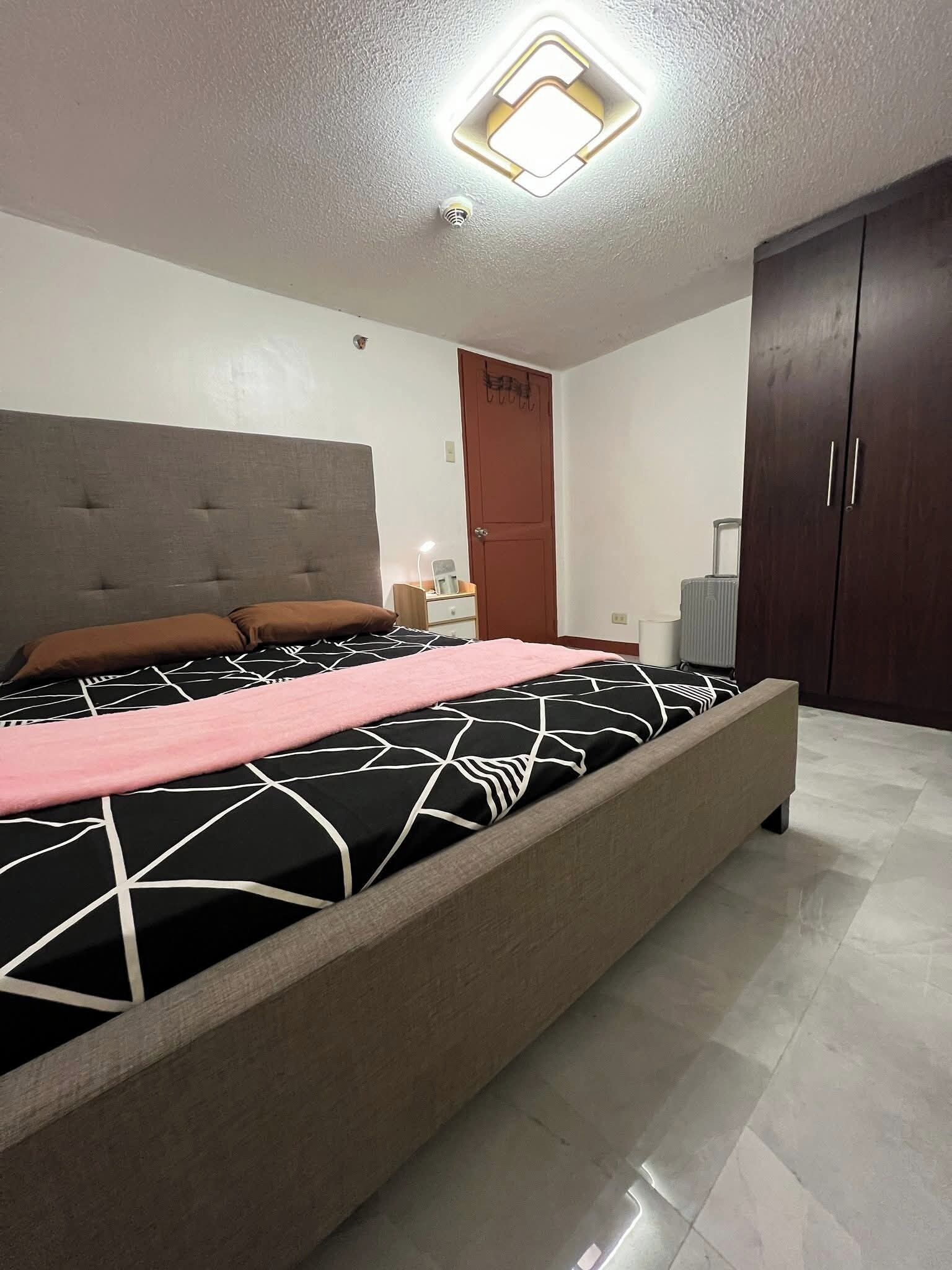 Basic Suite, City View | Desk, laptop workspace